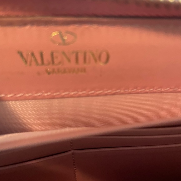 😈🌺Great Gift‼️ 🔥 Valentino Garavani Pink Zippy Wallet w Studs. W box.🔥 - Picture 4 of 6